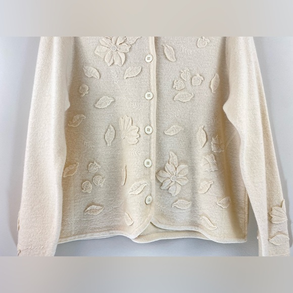 Pendleton Women’s Sz LP Cardigan Sweater Floral Bead Design Ivory Merino Wool - Picture 4 of 8